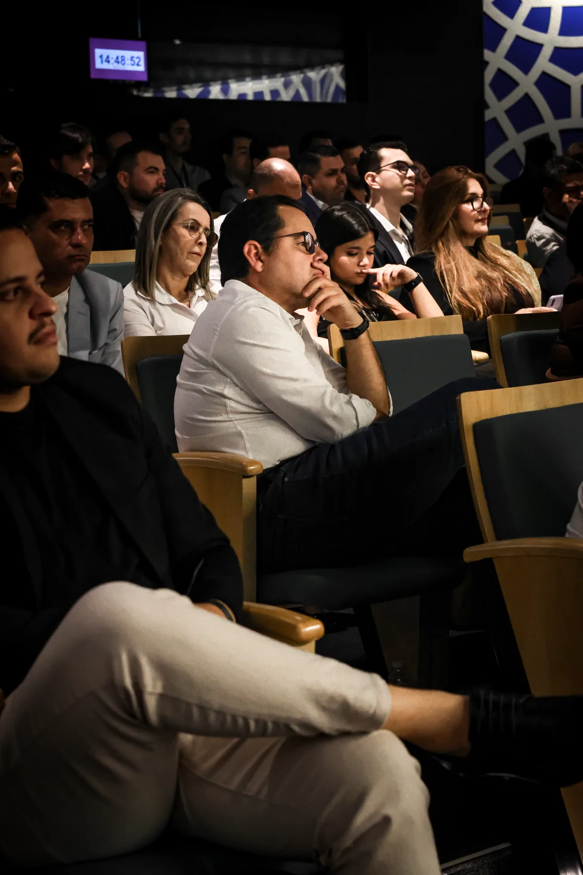 Plateia atenta durante palestra