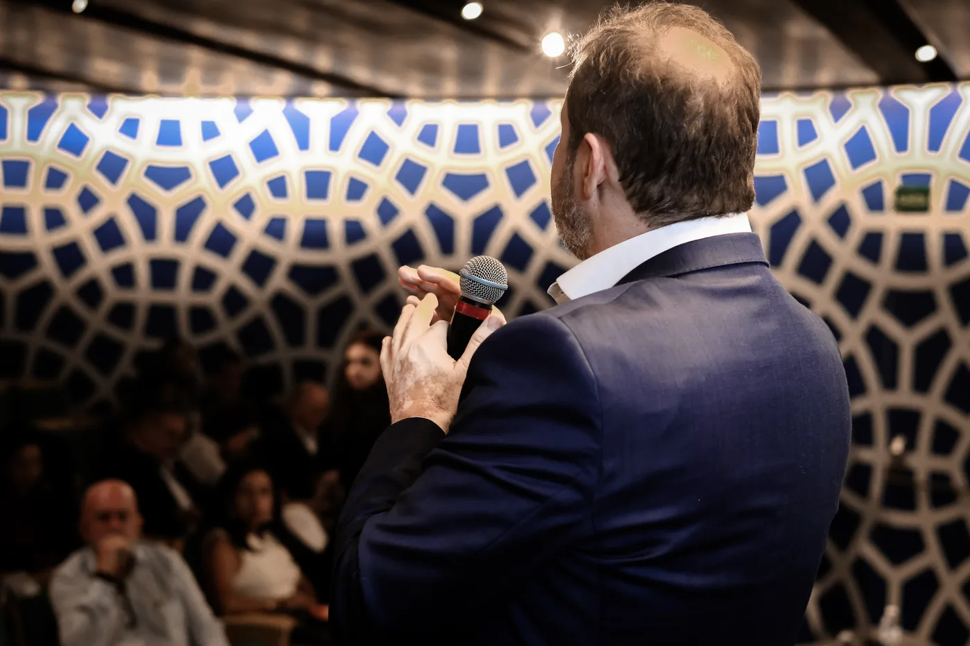 Painel de discussão no palco
